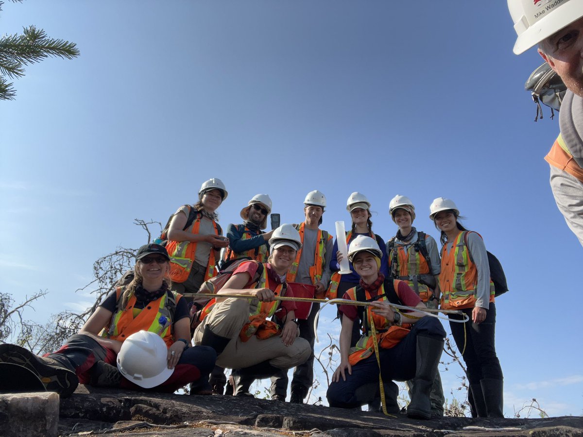 Big shout out to this big field crew of students &amp; postdocs! We just completed an assessment of moss recovery from the 2018 PAR33 wildfire (5 years post-fire). 

Early analysis suggests the importance of watershed size and perhaps hydrological connectivity. 

#PeatTwitter