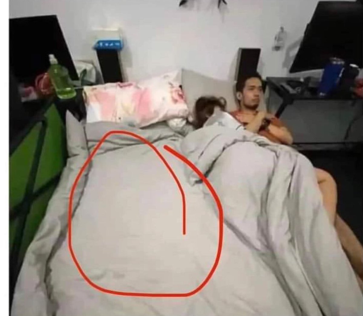 Shmurdacoi63243's tweet image. How my babe sleep 😴