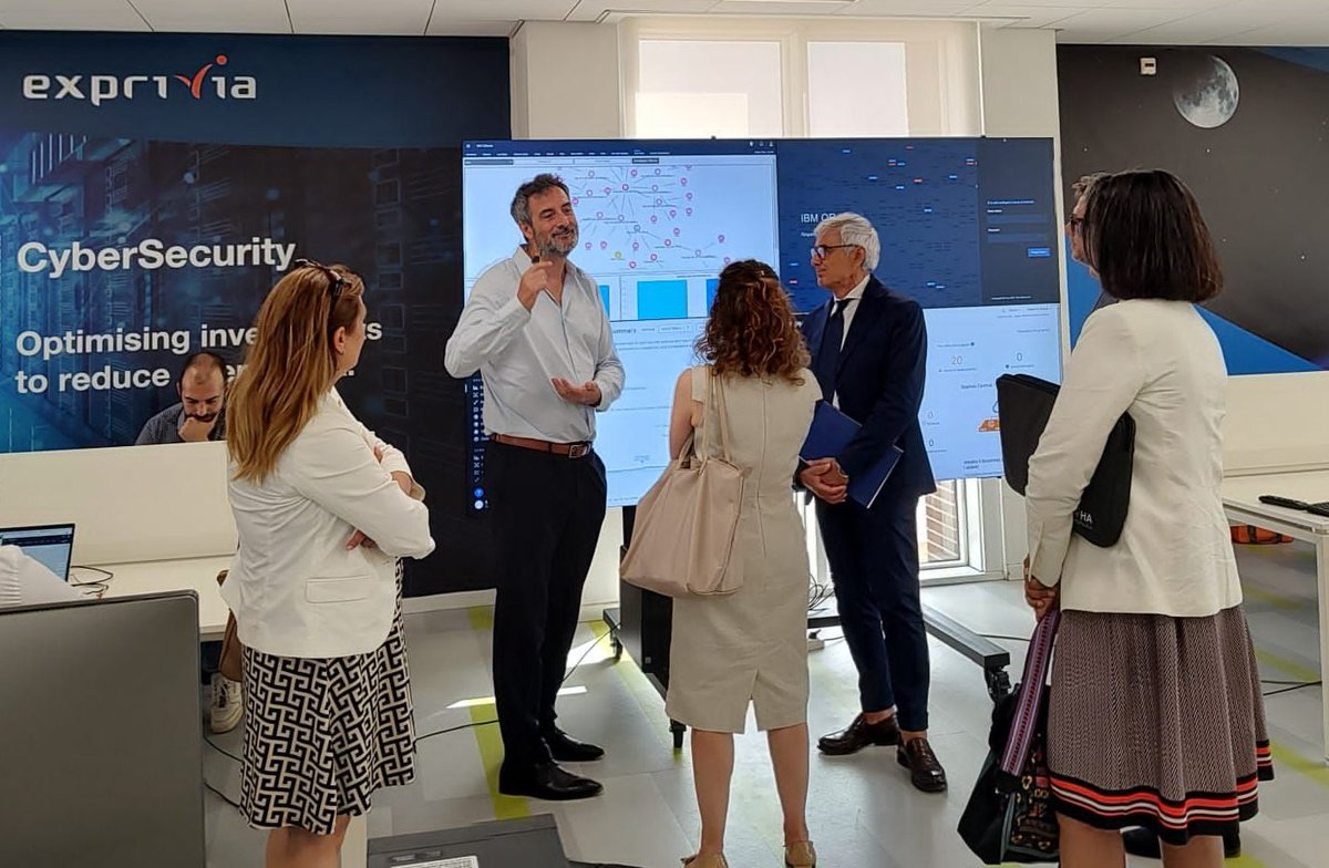CanadaenItalie's tweet photo. Notre visite dans la #Puglia se termine par deux rรฉunions intรฉressantes @Exprivia_Italy et #Masmec pour discuter des opportunitรฉs de collaboration technologique et renforcer nos liens commerciaux dans les secteurs innovants: #AI #transformationnumรฉrique #cybersรฉcuritรฉ #robotique https://t.co/Kix14jZGOl