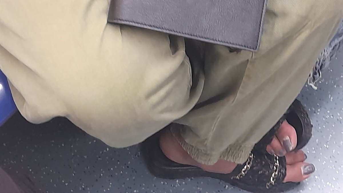 UnAnimalito123's tweet photo. Muy Burberry y YSL pero no tiene para un corta uñas... Vaya asco. https://t.co/gqxHX4eIsD
