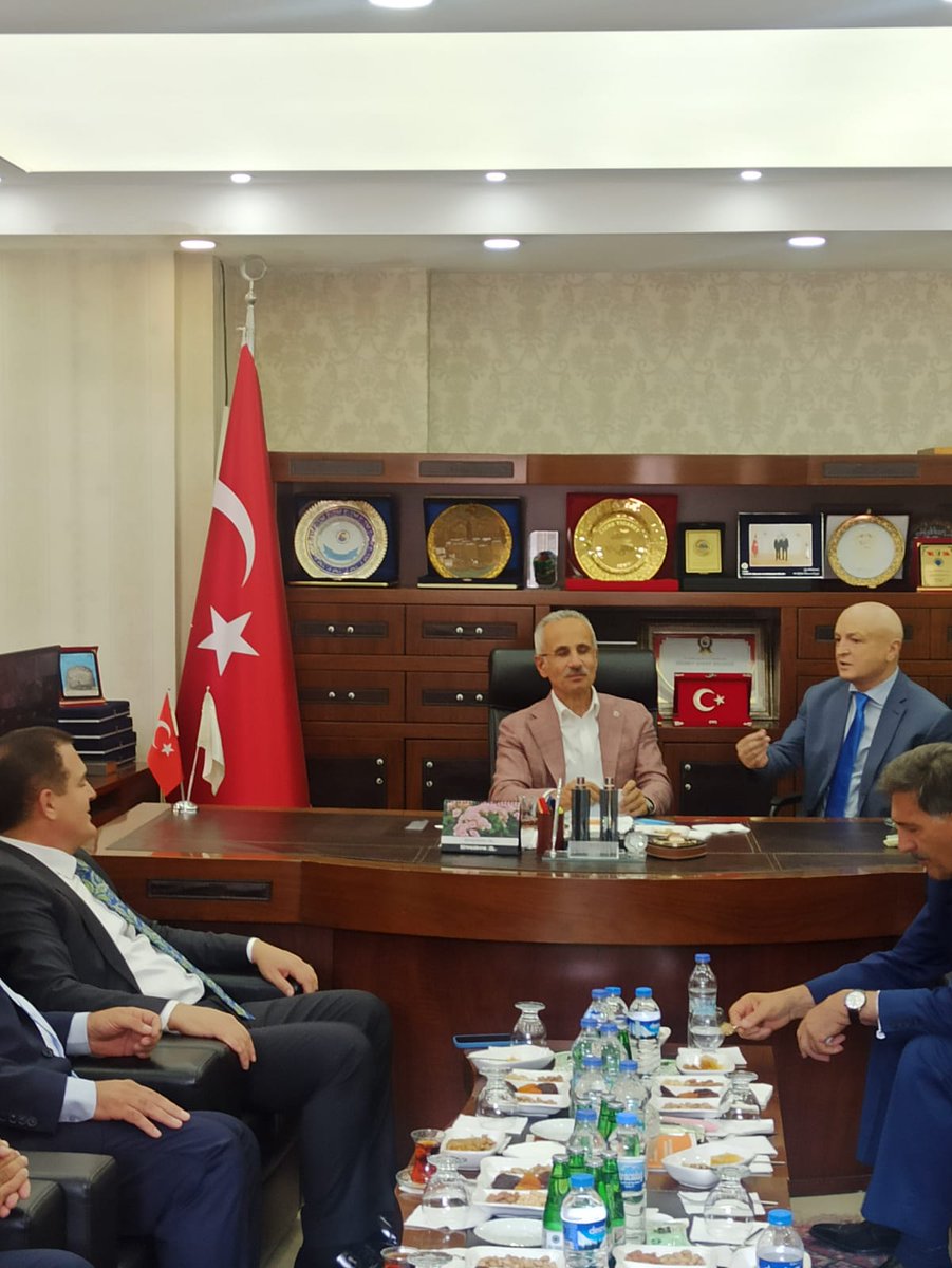 hatso30's tweet photo. Ulaştırma ve Altyapı Bakanı Sn.Abdulkadir Uraloğlu, Valimiz Sn.İdris Akbıyık ve beraberindeki heyet Odamızı ziyaret ettiller.Alternatif yol ve ulaşımdaki konuların görüşüldüğü ziyarete ilimizdeki STK temsilcileri de katıldı.@TOBBiletisim https://t.co/j8oZOV8gIe