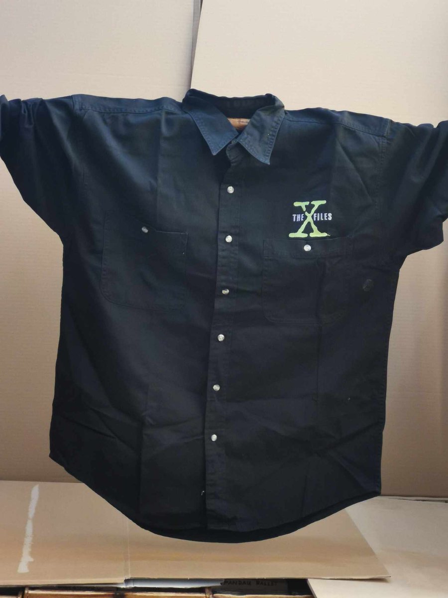 circular_sound's tweet photo. X-Files:
OFFICIAL "KEY EMPLOYEES"
heavyweight COTTON SHIRT 
with a sewn/embroidered logo / badge / emblems:
"denim international" logo buttons
MADE BY: #DENIM
Starring:
David Duchovny
Gillian Anderson
#Fox 
#Mulder 
#FBI 
@XFilesMuseum 
#XFiles 
#forsale 
https://t.co/j4vE5mBT4D https://t.co/QkKzmpXFez