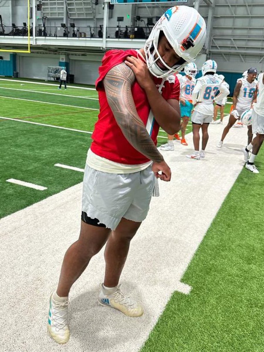 noahlagle1's tweet photo. nah it’s actually wraps for the NFL… this is HARD https://t.co/FyXIQUdiRJ