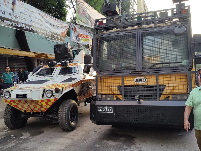 ZamanAshraf's tweet photo. #Bangladesh #SheikhHasina regime deploys massive #Police personnel with #APC #WaterCannons & blocked @bdbnp78 central office in Dhaka to deny #Opposition's grand public rally for #FreeFair #Democratic #Elections @UN_SPExperts @cvoule @StateDept @SecBlinken
https://t.co/JdKipBZHH6 https://t.co/dgjpdoF73f