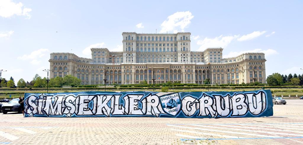 Ne kaleyiz, ne de yıkılırız. El emeği el yapımı ŞİMŞEKLER GRUBU set pankartımız Romanya da. 👊🏼🔥✌️