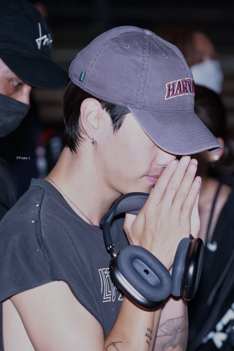 LuckyPhitcha's tweet photo. เธอว่าพ่อเขยไทยทั้งสองเค้าจะนัดเจอกันไหมอ่ะ..กรี๊ดดดดดดดดรอแล้วนะ ขอโมเม้นโมใจภาพคู่ค้าบ 🥰😍😊😘💚#MarkTuan #JacksongWang #markjack https://t.co/fIGWDJuszE