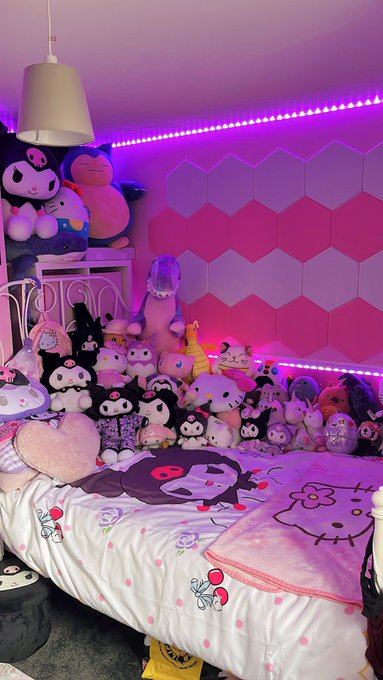 got some new bedsheets for my new studio im so happy with how it&rsquo;s coming along 😍💜 https://t.co/C5nk