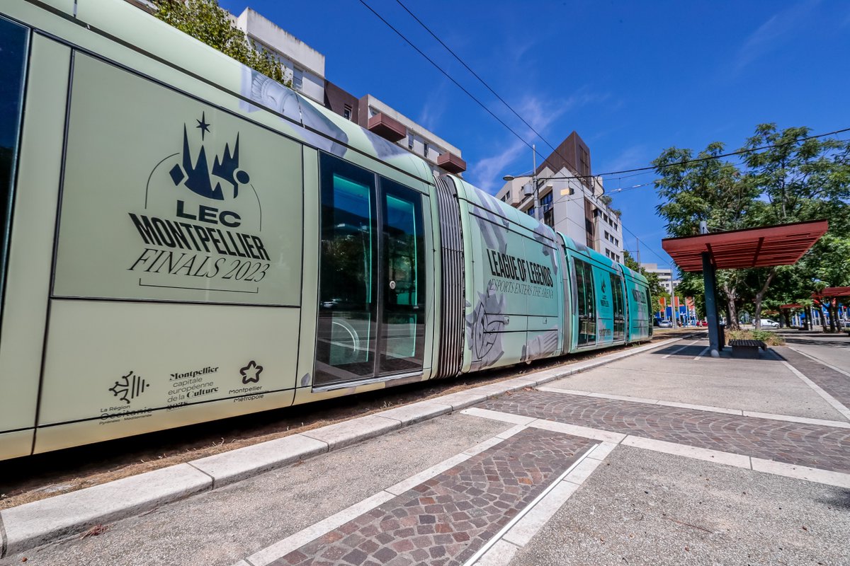 Montpellier3m's tweet photo. 🤔 Avez-vous remarqué ?
📸 🚋  Le tramway de Montpellier se pare des couleurs des @LeagueOfLegends  Season Finals qui auront lieu du 8 au 10 septembre prochain à la @SDFArena_Mtp 😍
Infos ➡️ https://t.co/EV6xAOFQDz https://t.co/RMEmfLaBDS