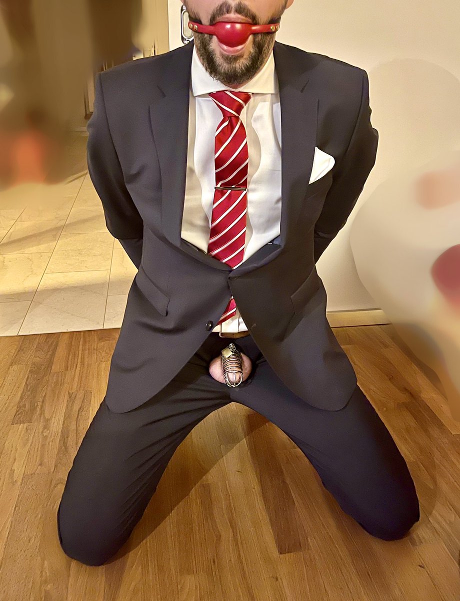 here we go..
big boss is no longer the boss! ❌
#lockedbusinessman #tiedandgagged #suitbondage #suitedsubinchastity #disempoweredboss #teamlocked #cagedinsuitandtie <a href="/GayChastityRTs/">Gay Chastity Retweets - 66K</a>