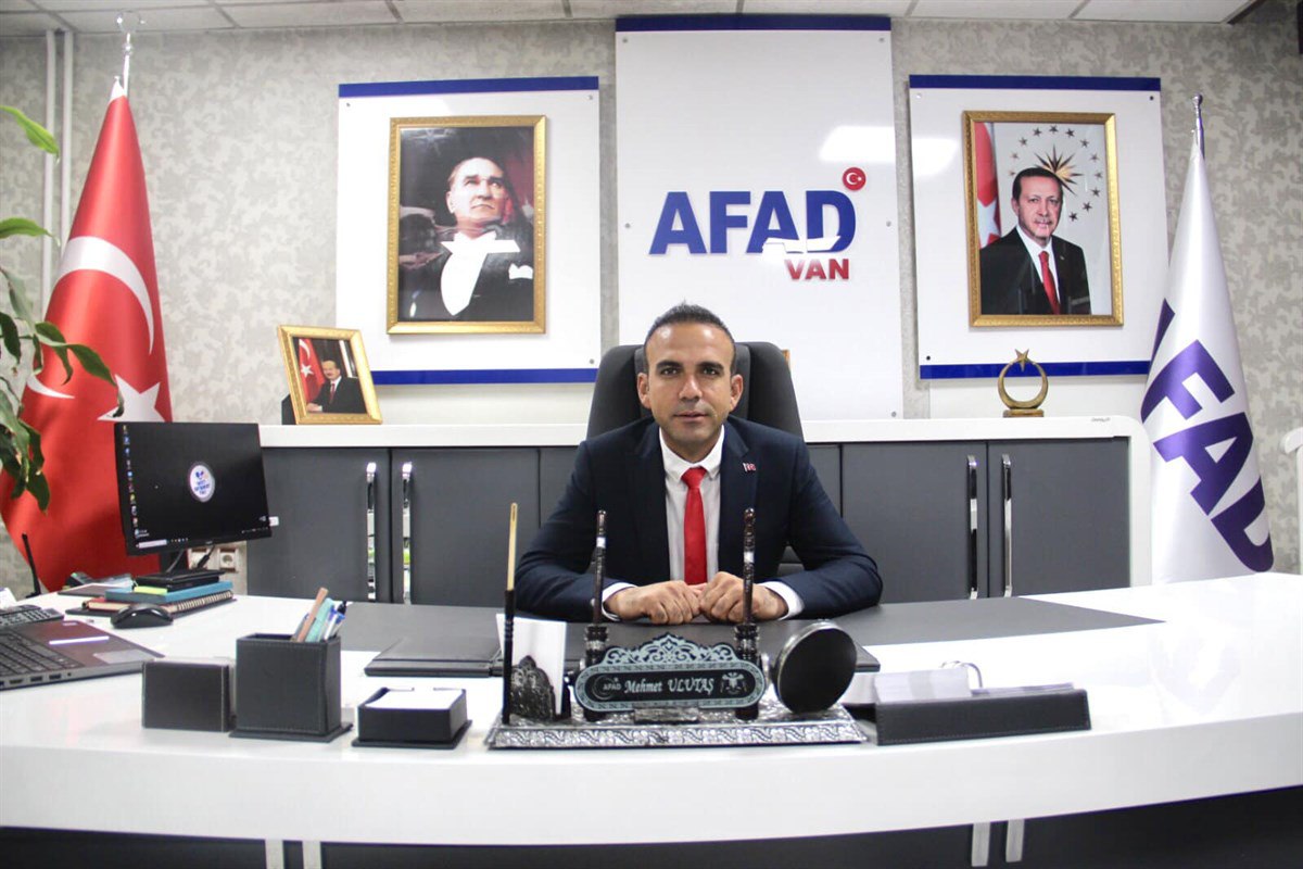 vaninkalbicom's tweet photo. #HABER |💢 #van İl #AFAD Müdürü Mehmet Ulutaş'ın 3 yaşındaki kızı Almira Ulutaş, evlerinin penceresinden düşerek hayatını kaybetti. 

🔻Mehmet Ulutaş'ın, kızının ölüm haberini aldıktan sonra 55 gündür görev yaptığı Hatay'dan, Van'a dönerek kızının cenazesini teslim aldı. https://t.co/bl9iCabaTG