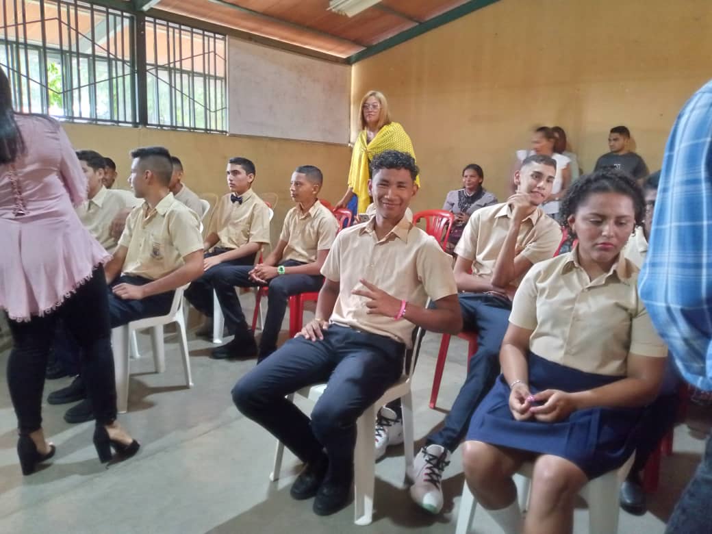 marys_orasma's tweet photo. #DATO | Gracias al Pdte @NicolasMaduro, Hoy estoy acompañando a los estudiantes en la firma de libro de la Promoción 2022-2023 del LB Amantina de Sucre con un total de 102 graduando, municipio Biruaca la cual contó con la presencia de autoridades del CDCEApure @eduardopiate2 https://t.co/wC7JCU4cbj