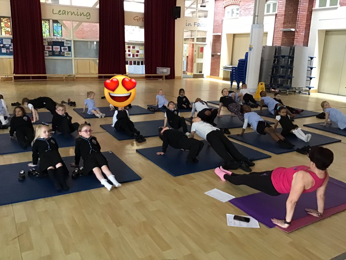 MitchyTitchYoga's tweet photo. #year1 working hard on their #poses & #corestrengthtraining @asmyear1 @ArnotStMary @asmPE1 https://t.co/aDrGNNpRST