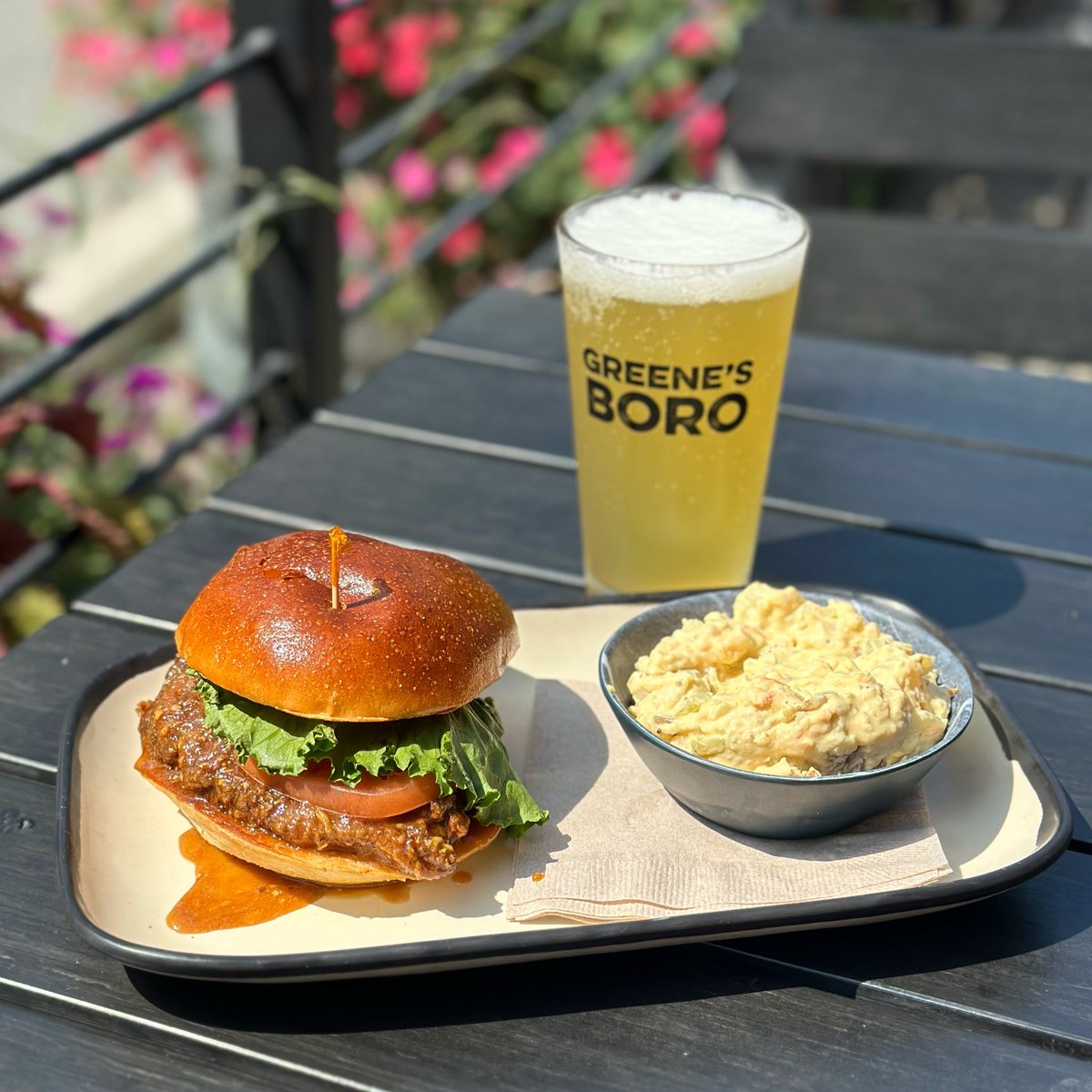 Wednesday Special!
Nelson’s fried chicken with house made teriyaki sauce, pineapple, lettuce, and tomato.
.
.
.
#nattygreenes #brewingco #dgso #greensboronc #eatlocal