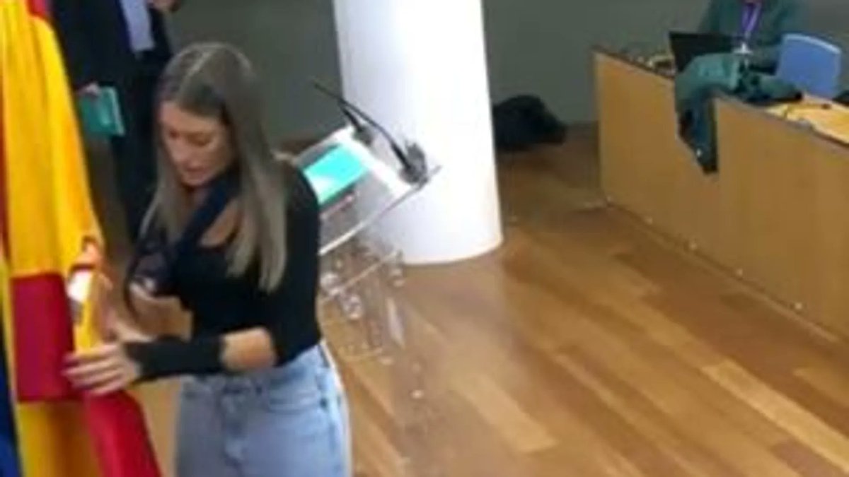 Os acordáis de esta hija de pu... que retiró la bandera de España ? Pues esta cerda gobernará en España.