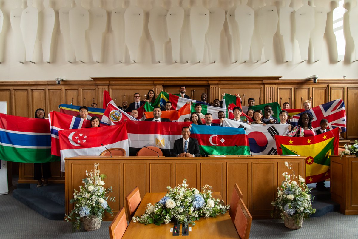 FIFA Master 23rd Edition Class 👨‍🎓🧑‍🎓🎓 receive their degree certificates from Brazil World Cup Winner and Arsenal FC ‘Invincible’ – Gilberto Silva 🇧🇷⚽️🏆👉 cies.ch/en/cies/news/n…