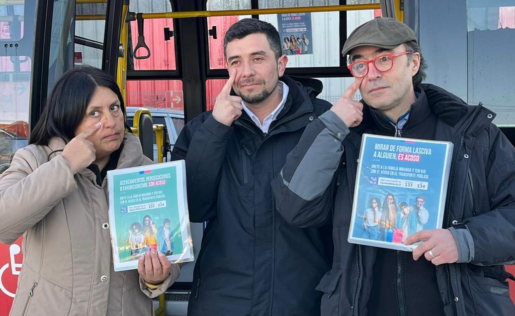 MTTMagallanes's tweet photo. Hoy el seremitt Rodrigo Hernández y la seremi de @MMEG_Magallanes Alejandra Ruiz dieron inicio a la campaña “La Familia Miranda está #OJOConElAcoso en el transporte público” para visibilizar y desnaturalizar estas conductas‼️ https://t.co/4tv0rOPSfi
