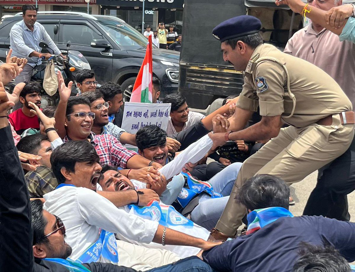 nsui's tweet photo. Gujarat NSUI द्वारा आज ज्ञानसहायक योजना रद्द करने की मांग के साथ - पोरबंदर स्थायी शिक्षकों की भर्ती की मांग को लेकर पोरबंदर में सड़क पर प्रदर्शन किया, इस दौरान पुलिस ने कई NSUI कार्यकर्ताओं के बर्बरता कर उनको हिरासत में लिया https://t.co/KJDe7hnTUj