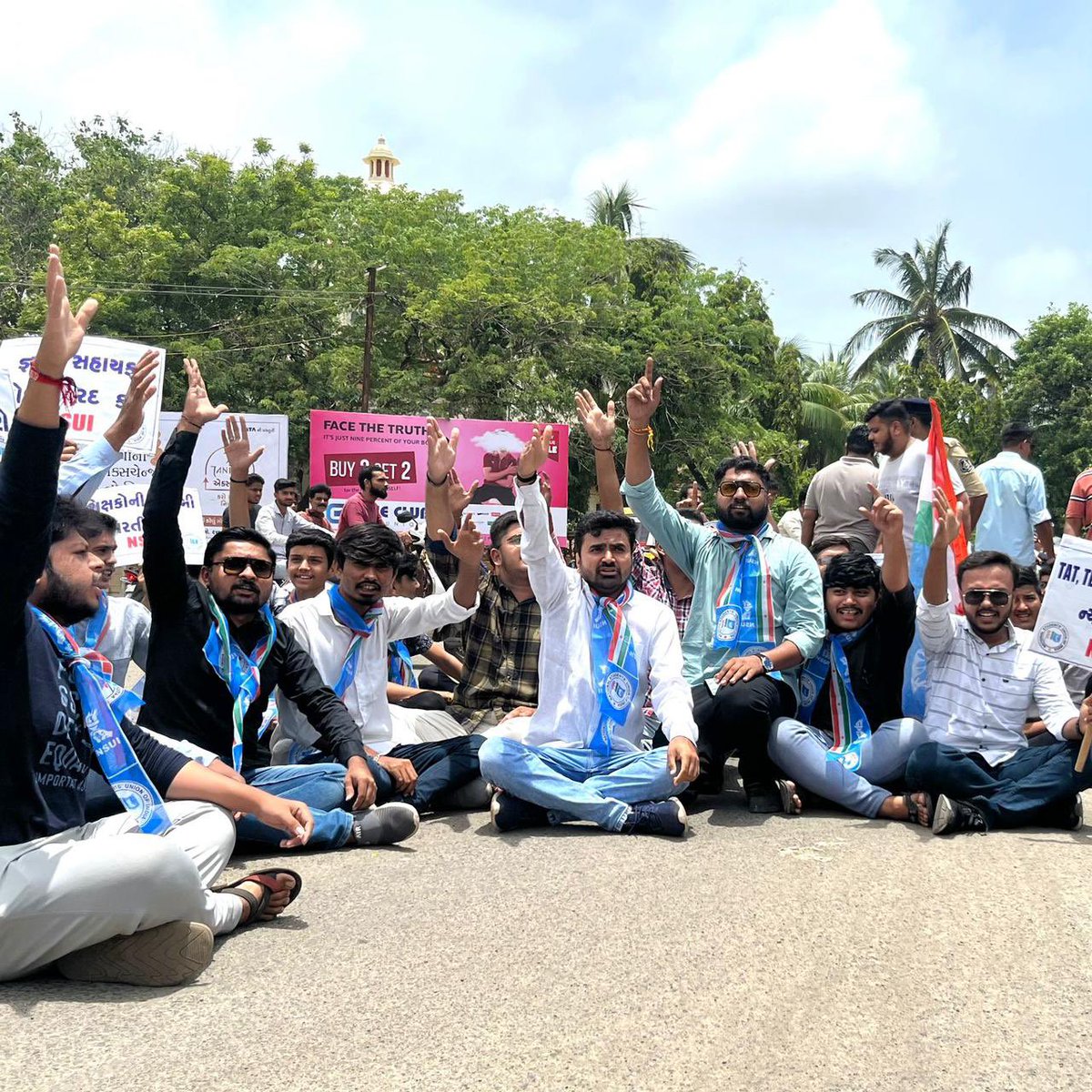 nsui's tweet photo. Gujarat NSUI द्वारा आज ज्ञानसहायक योजना रद्द करने की मांग के साथ - पोरबंदर स्थायी शिक्षकों की भर्ती की मांग को लेकर पोरबंदर में सड़क पर प्रदर्शन किया, इस दौरान पुलिस ने कई NSUI कार्यकर्ताओं के बर्बरता कर उनको हिरासत में लिया https://t.co/KJDe7hnTUj