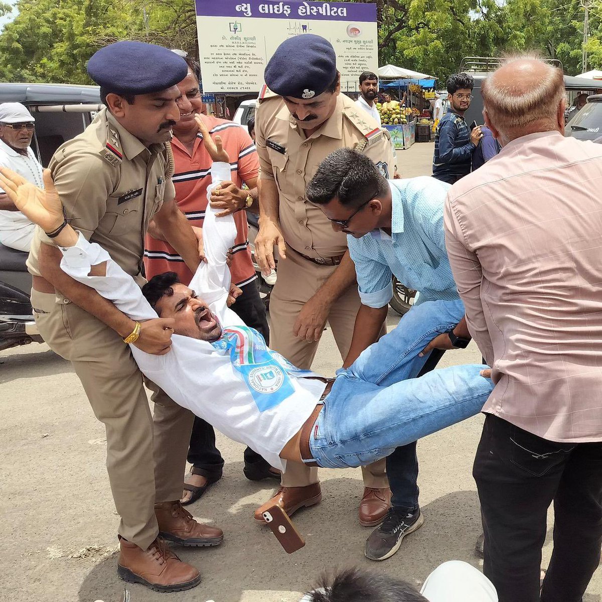nsui's tweet photo. Gujarat NSUI द्वारा आज ज्ञानसहायक योजना रद्द करने की मांग के साथ - पोरबंदर स्थायी शिक्षकों की भर्ती की मांग को लेकर पोरबंदर में सड़क पर प्रदर्शन किया, इस दौरान पुलिस ने कई NSUI कार्यकर्ताओं के बर्बरता कर उनको हिरासत में लिया https://t.co/KJDe7hnTUj