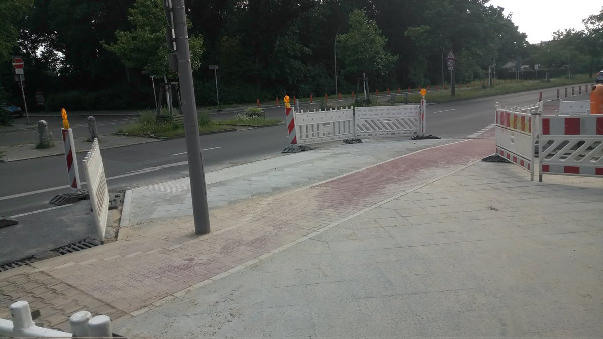 An der Blaschkoallee in #Britz ist die neue Gehwegvorstreckung fast fertig. Damit erleichtert #Neukölln sicheres Queren an dieser viel frequentierten Kreuzung. Die Forderung nach einer Ampel bleibt aber aktuell. <a href="/unserbritz/">Verkehrswende-Britz</a>