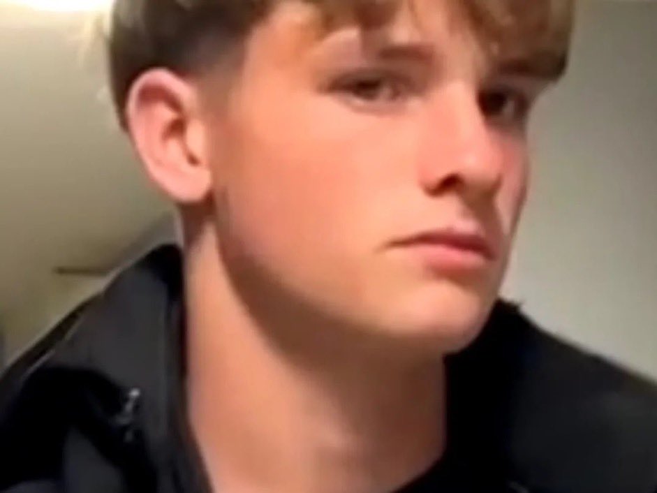 Francia, ayer.

Enzo Parissot, de 15 años, asesinado a puñaladas por sólo mirar por dos inmigrantes que habían llegado a su pueblo de 1500 habitantes.

Nadie saldrá a montar una guerra como hace unas semanas porque es europeo.