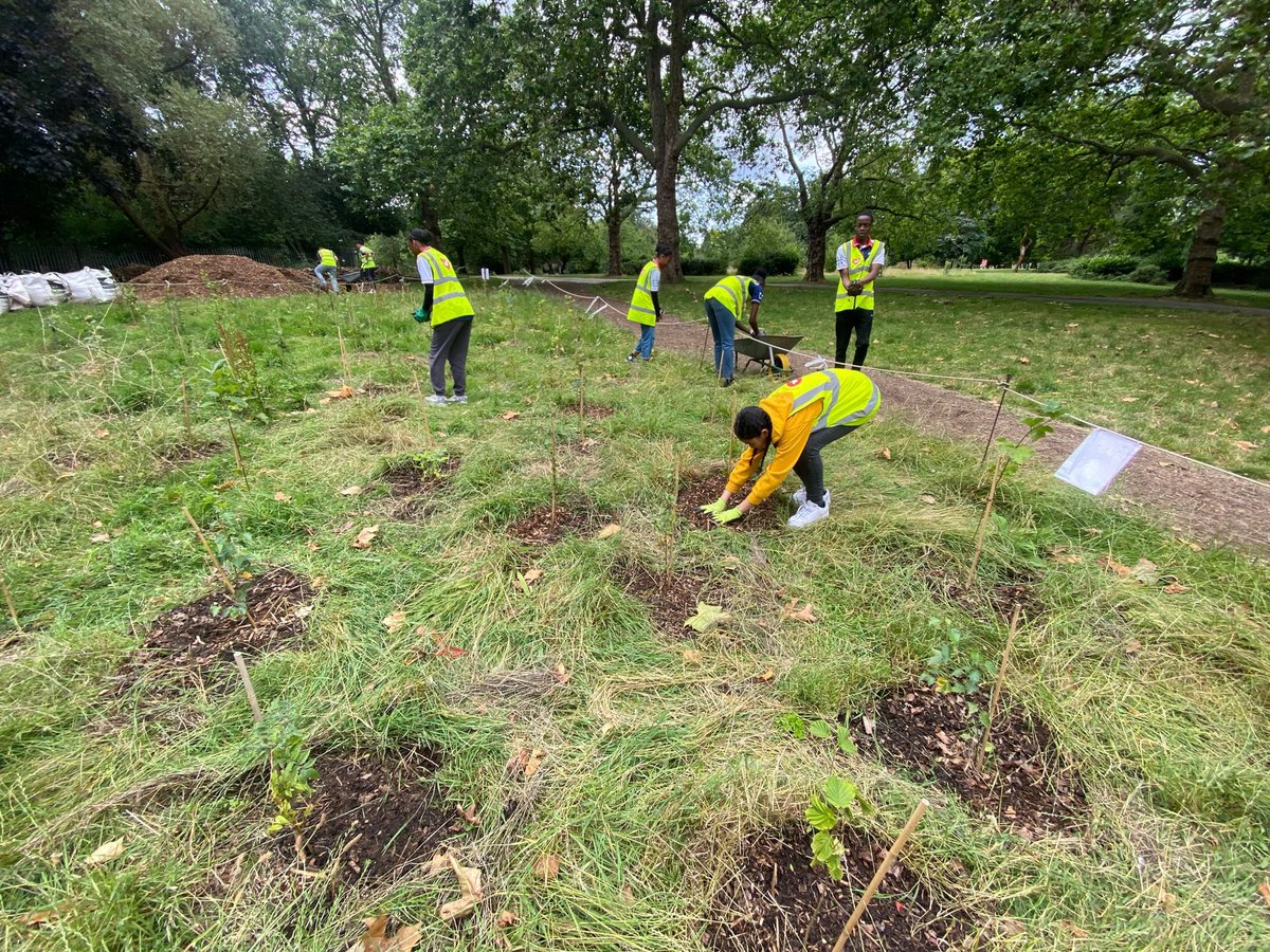 ForestGardenELL's tweet photo. @GroundworkLON helping our community learn how to plant and care for new woodlands in #FinsburyPark @haringeycouncil thanks to @TheHelpCentre for all your hard work. Many hands make light work. https://t.co/qz0ceUpPgF