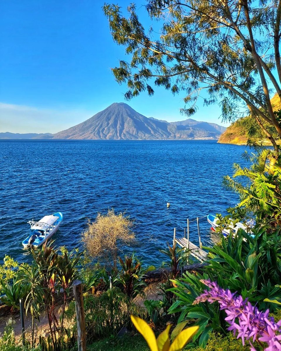 atitlan_gt's tweet photo. #REPOST 🛶 Voici le lac Atitlán, comparable d'après l'écrivain britannique Aldous Huxley au lac de Côme en Italie mais embelli de plusieurs volcans immenses... https://t.co/IU3PcGI6hU