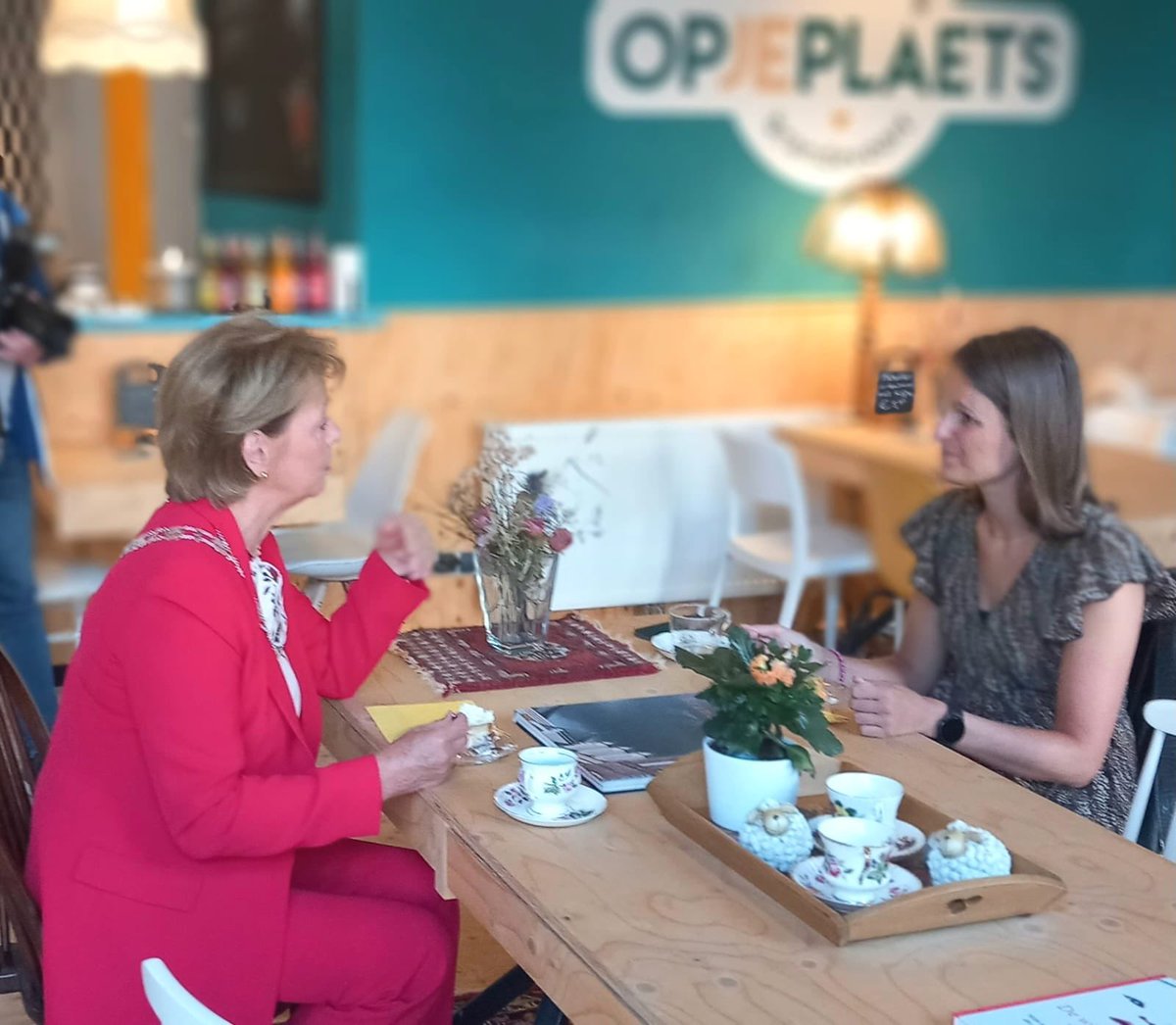 Burgemeester Elly Blanksma feliciteert de 95000ste Helmonder ☀️ #Helmond #Brandevoort #opjeplaets opjeplaets.nl/blog/95000ste-… #welkom