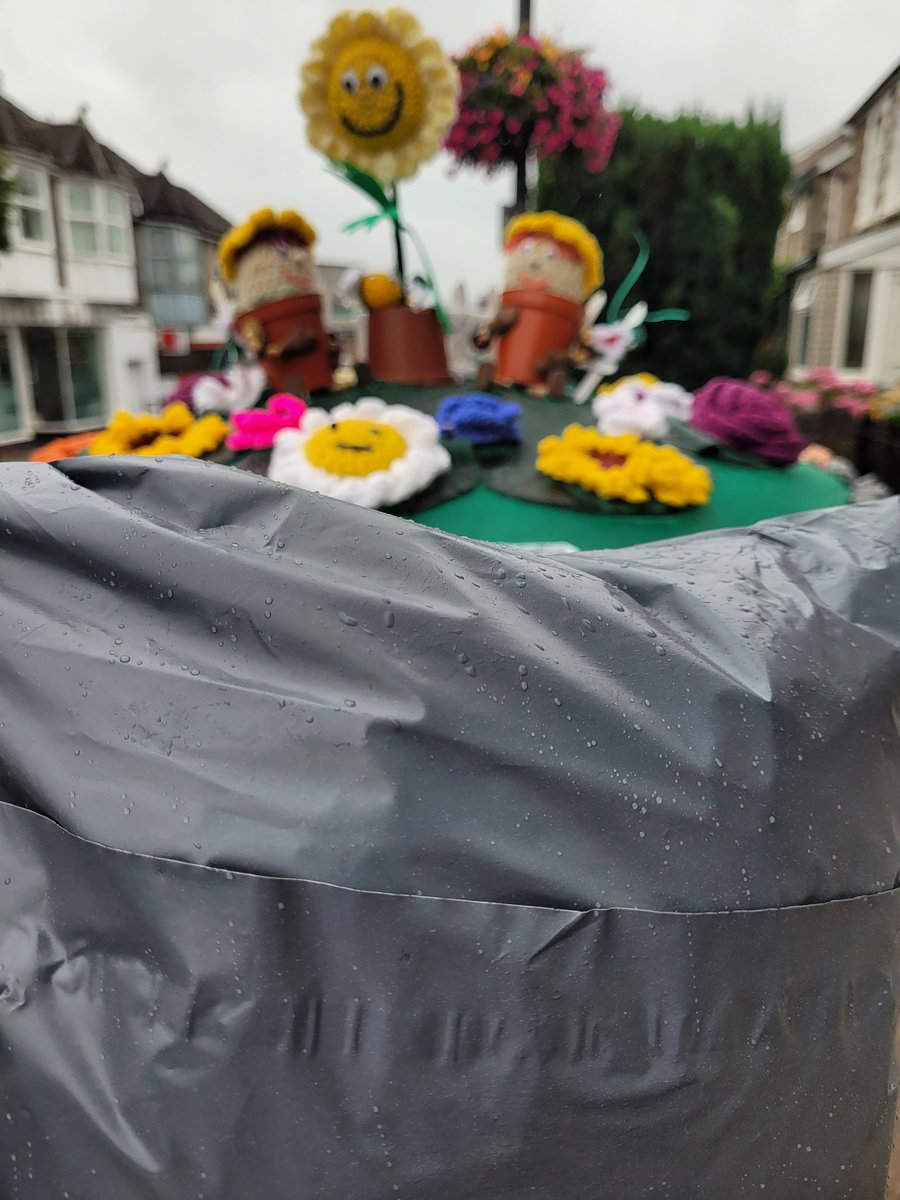 joyofgifts's tweet photo. ❤️ Even in the rain, we love sending out parcels to customers. This is the top of one of our local post boxes, which is a joy to see as we drop our parcels for delivery into the Post Office.  ❤️  #deliveriesintherain #LocalPostOffice #supportlocal https://t.co/0j602tCAnL