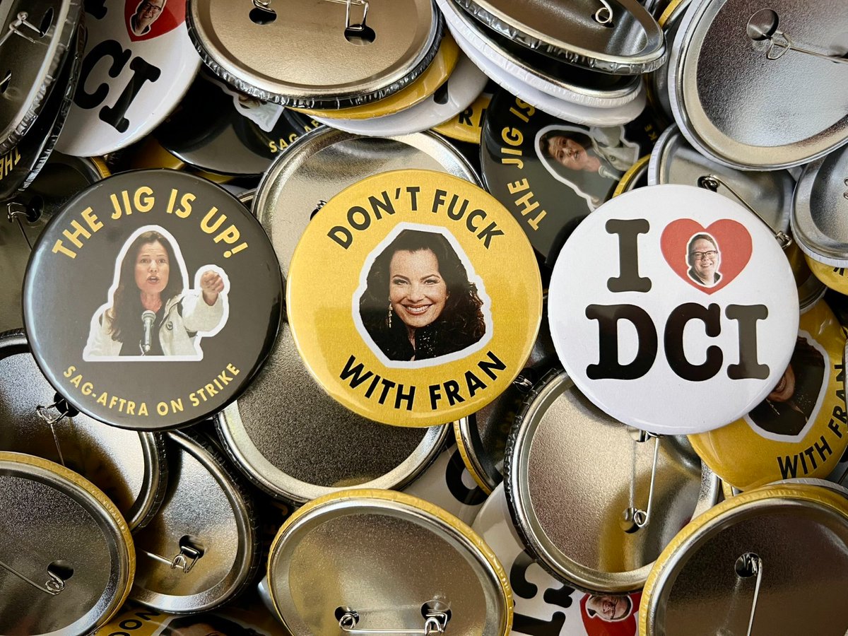 EmaJuarezOk's tweet image. #TheNanny ya tiene sus pines en la huelga del Sindicato de Actores. Don't fuck with Fran Drescher. #SAGAFTRAstrike #SAGAFTRAstrong #ActorsStrike