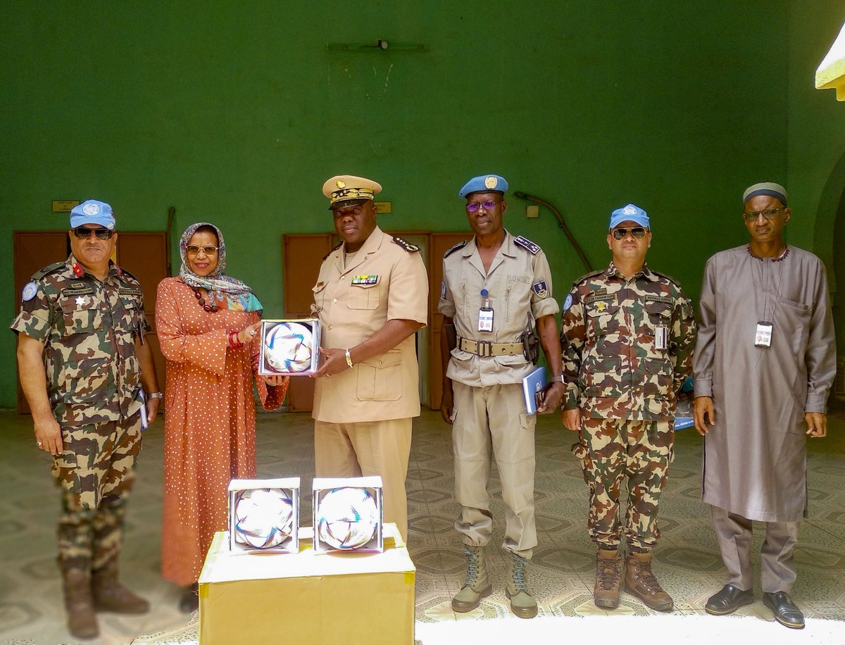 UN_MINUSMA's tweet photo. À #Gao, @HawaAhmedY82652 rencontre le Gouverneur de la région pour un entretien sur le retrait complet de la MINUSMA du #Mali d'ici au 31 déc.
Entré dans sa phase active, ce retrait s'effectue de façon ordonnée, en toute sécurité et en étroite collaboration avec @FAMa_DIRPA. https://t.co/vaETroSr2d