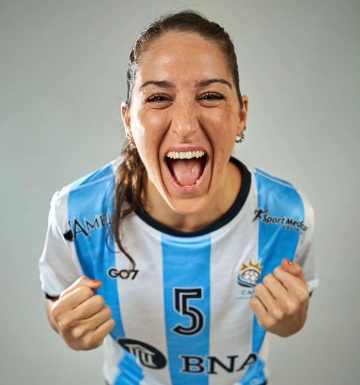 ACOSTAAAAAAA!

Como adelantó <a href="/PasionHB/">Cosme Fulanito</a>,
finalmente Manu Pizzo es parte
de Mariano Acosta. En la pelea
había varios clubes, pero el team
de Bernal hizo mas fuerza y se
quedó con una de las nuevas
figuras de LHD. Falta el transfer
internacional, pero MP entrena
ya con N. Suberbie