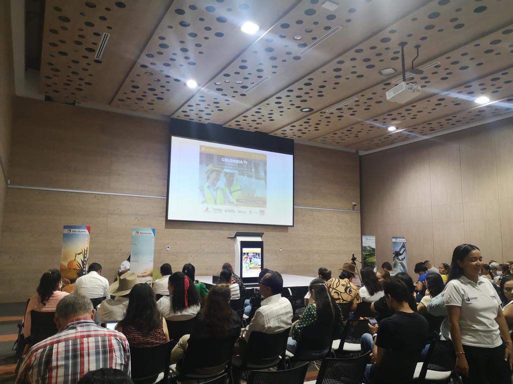 Mariannyrojasg's tweet photo. Estamos en #Yopal con más de 120 asistentes de  #Casanare en  #FuturExpo, una propuesta del @Mincomercio y @PROCOLOMBIACO para conocer las oportunidades que ofrece el mercado internacional #LasRegionesExpotan @CCCASANARE @alcaldiadeyopal https://t.co/DUCRZFkKVM