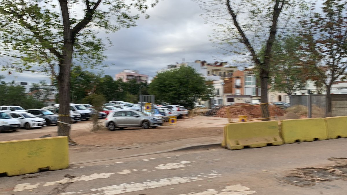 socmartafarres's tweet photo. 🚧 Ja han començat les obres de pacificació de l’entorn escolar de l’Escola Samuntada. 

Millorarà la seguretat, s'ampliaran voreres i es crearan zones d'estada 👍 https://t.co/7ibVzueeTf