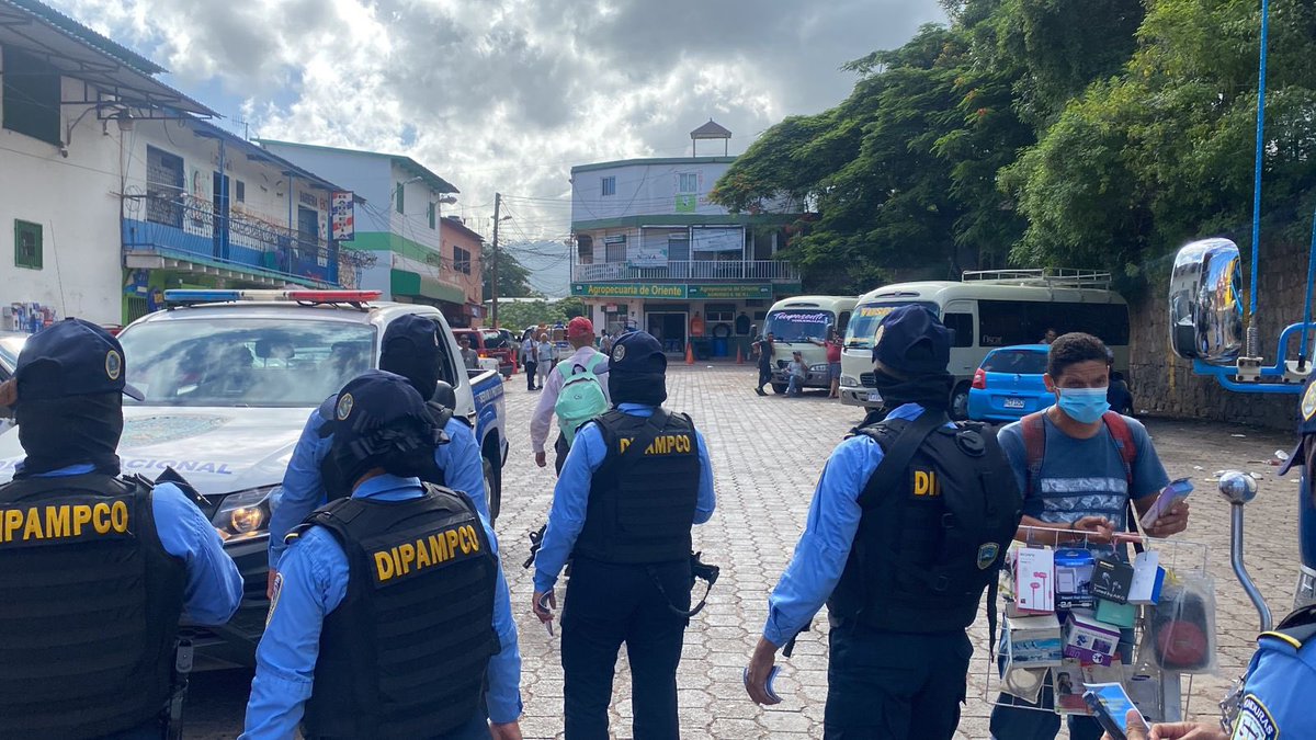 DNSTUHonduras's tweet photo. #DIPAMPCO 👮🏻♂️👮🏻♀️
Campañas de socialización en el transporte, brindando asesoría y consejos a los usuarios del transporte para evitar que sean victimas de miembros de estructuras criminales.
#TransformandoElTransporte https://t.co/6of3ua239Q