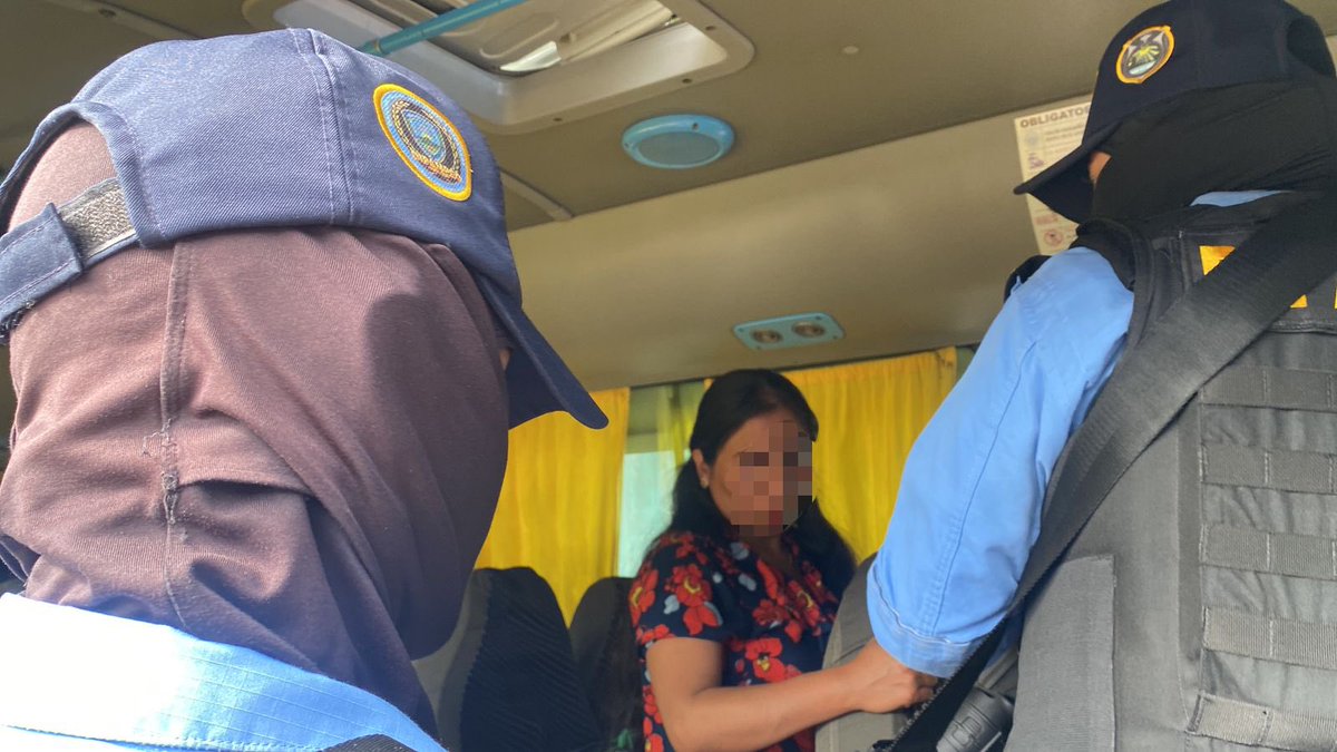 DNSTUHonduras's tweet photo. #DIPAMPCO 👮🏻♂️👮🏻♀️
Campañas de socialización en el transporte, brindando asesoría y consejos a los usuarios del transporte para evitar que sean victimas de miembros de estructuras criminales.
#TransformandoElTransporte https://t.co/6of3ua239Q
