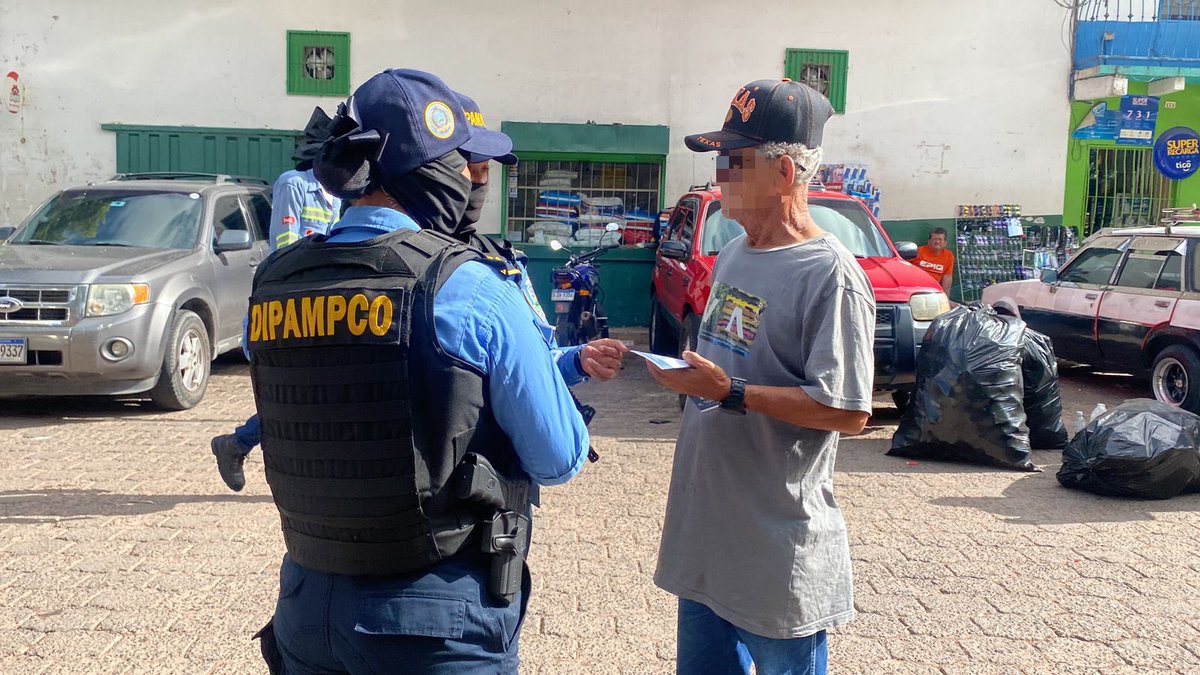 DNSTUHonduras's tweet photo. #DIPAMPCO 👮🏻♂️👮🏻♀️
Campañas de socialización en el transporte, brindando asesoría y consejos a los usuarios del transporte para evitar que sean victimas de miembros de estructuras criminales.
#TransformandoElTransporte https://t.co/6of3ua239Q