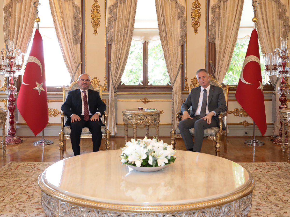 İstanbul Valimiz Sn. Davut Gül’ü makamında ziyaret ederek, Enstitümüzün İstanbul’da gerçekleştirdiği çalışmalar hakkında bilgi verdik.

<a href="/gul_davut/">Davut GÜL</a> 
<a href="/TC_istanbul/">TC İstanbul Valiliği</a>