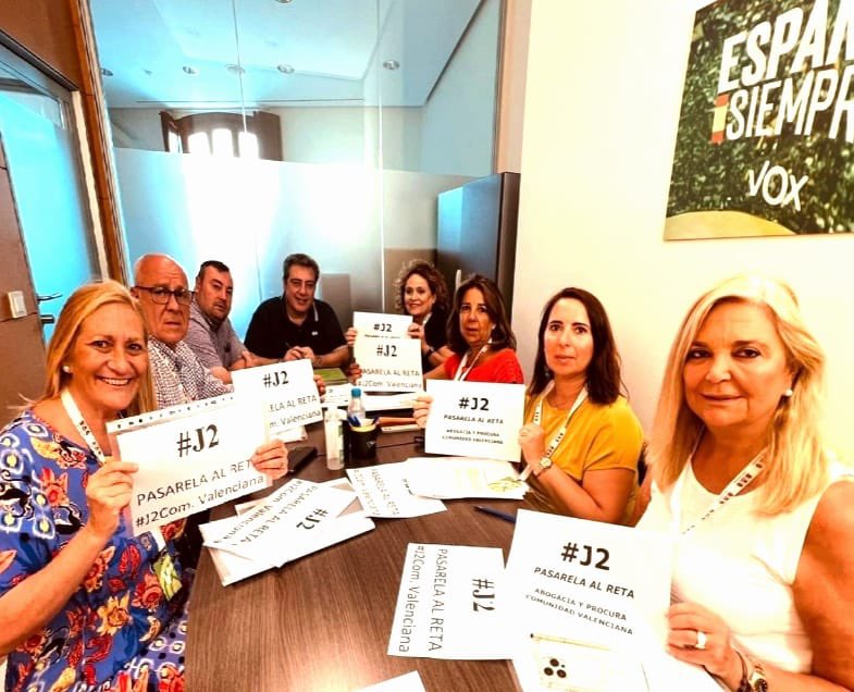 MovimentoJ2CV's tweet photo. Abogados y Procuradores #J2COMUNIDADVALENCIANA 
nos hemos reunidos con parlamentarios de @vox_cv 
en les Corts Valencianes .
Han entendido nuestras reivindicaciones .
Gracias por escucharnos 
@davidmunoz36 @JoseMa_Llanos https://t.co/lzakEQsKtU