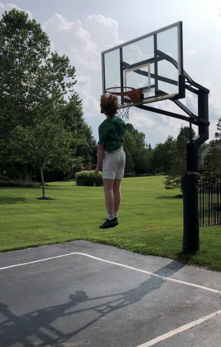 morgankoth's tweet photo. At 16 on a 10’ rim I’m looking for the wings 😳 https://t.co/oHJui0iIen