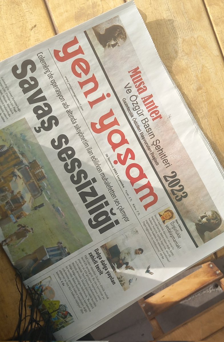 Sahil kesimlerinde ekonomik güç PKK'ya destek verenlerin elinde mi? Sahil kesimindeki bir ilçenin marketinde satılan PKK'nın gazetesi YENİ YAŞAM.Öcalan için atılan başlık "Dalga dalga yayılan zehirli tecrit"
Basın,terörden beslendiği müddetçe silahtan daha tehlikeli bir araçtır.