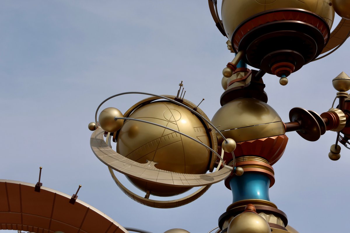 Est-ce que vous aussi, vous restez toujours émerveillé devant la beauté d'Orbitron et de son orrery à Disneyland Paris ? Une œuvre d'art en mouvement sous les étoiles 🌟🌌✨#Orbitron #DisneylandParis #SystemeSolaire