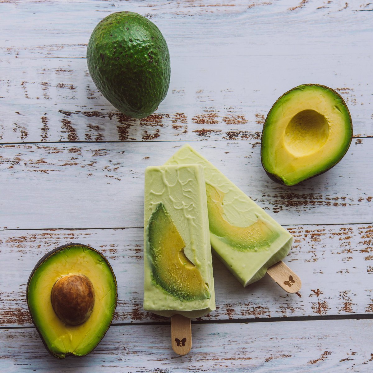 MonarcaPaletas's tweet photo. Green, creamy, dreamy - Avocado Ice Cream paletas are back! Get them while they last. It’s ‘avo-control’ delicious. 🥑🍦 

Recommended with a dark chocolate Dip and a Sweetened Condensed Milk Drizzle 🤤 https://t.co/GcbJ35jPqx