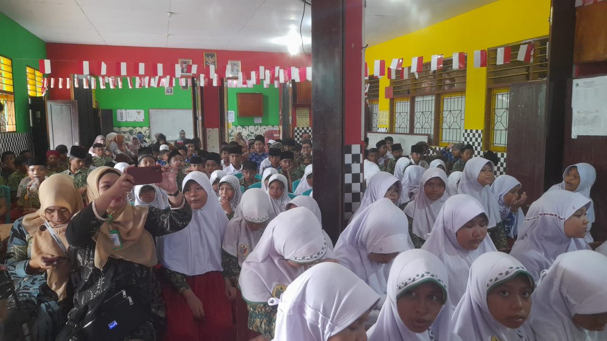 KetapangMaluku's tweet photo. Hari Ke 2 Kegiatan "B2SA GOES TO SCHOOL" di Madrasah Ibtidaya Negeri 1 Ambon. Rabu, 26 Juli 2023. #AyoMakanEnakMakanSehatMakanB2SA (Beragam, Bergizi, Seimbang & Aman) 🫰🫰
#B2SA
#BersamaBangunMaluku
#KetahananPanganRebound https://t.co/zYjkyM3NDk