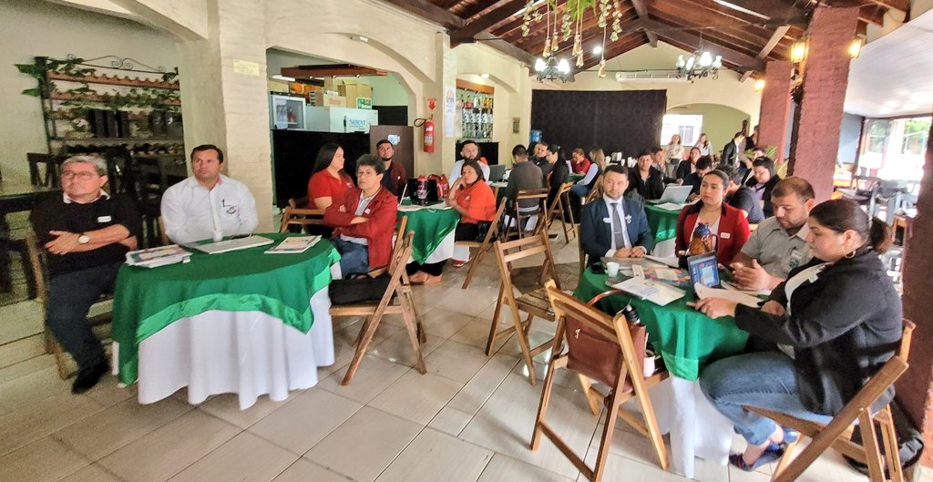 VEP_Paraguay's tweet photo. 🙋🏻‍♀️ Segunda semana, hoy estamos en #ALTOPARANÁ para capacitar a los diferentes municipios sobre la Guía para la Formulación del Plan de Desarrollo Municipal #PDSM https://t.co/1LVKokUDGA