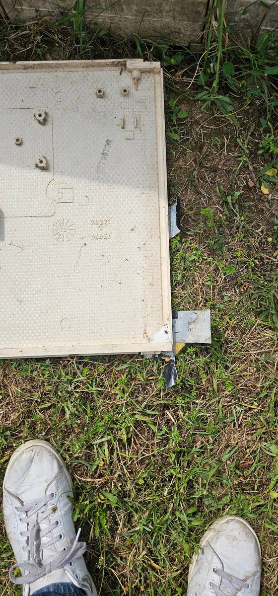 tenor69fr's tweet photo. @enedis_clients  bonjour je voudrais savoir à qui m adresser pour le remplacement de la porte du logette cassée par le vent ? https://t.co/0X6rhPVEAb