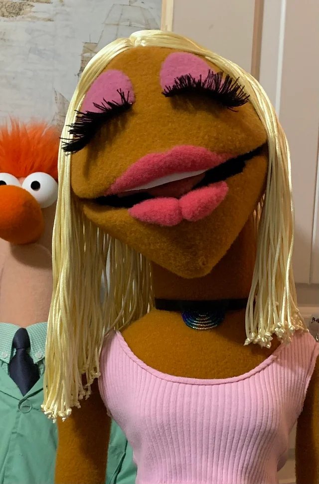 Ilovenostalgia's tweet image. Back in 1975, 'The Muppet Show' predicted what most women would look like in 2023 😆😂🤣