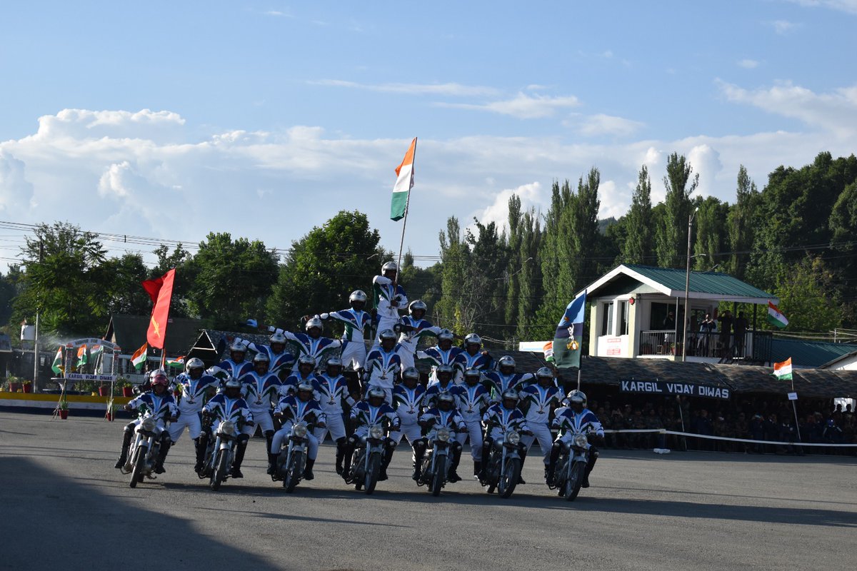 #IndianArmy ‘Dare Devil’ Motorcycle Display on KARGIL VIJAY DIWAS leaves local #Kashmiri  audience spell bound with death defying stunts. In 88 years  performed 1600+ shows with 31 #WorldRecords & 09 #Guinness  Records. 
#Nayakashmir 
#KVD2023
#24YrsOfKargilVijay #HeroesofKashmir
