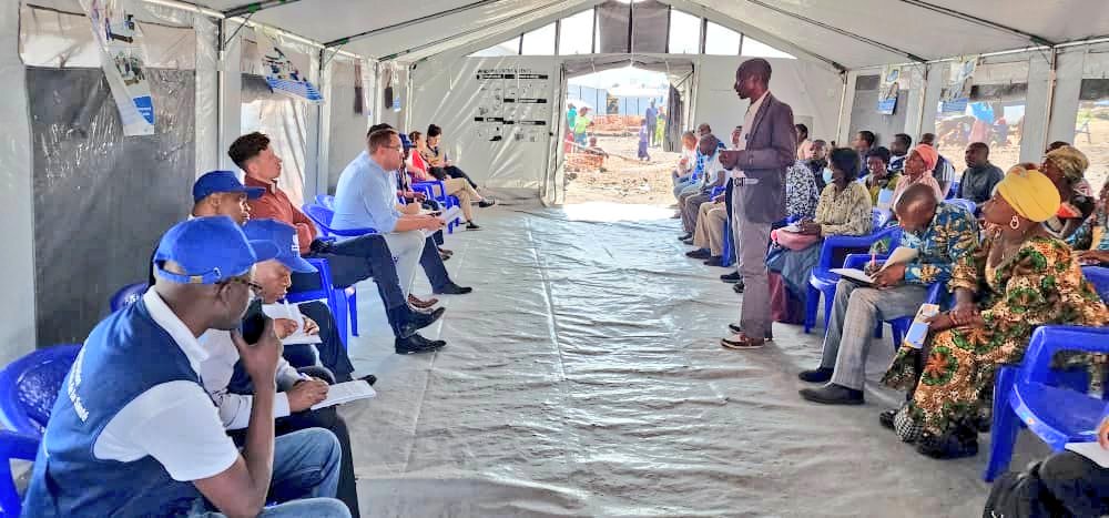 OMSRDCONGO's tweet photo. L'équipe @OMSRDCONGO a accompagné la délégation @UKinDRC &amp; @FCDOGovUK au site des déplacés de Bulengo🇨🇩, afin d'apprécier les interventions humanitaires de l'OMS &amp; partenaires qui sont une bouée de sauvetage pour ces déplacés &amp; qui leur donnent un accès durable aux soins de santé https://t.co/y5JEmUF5I2