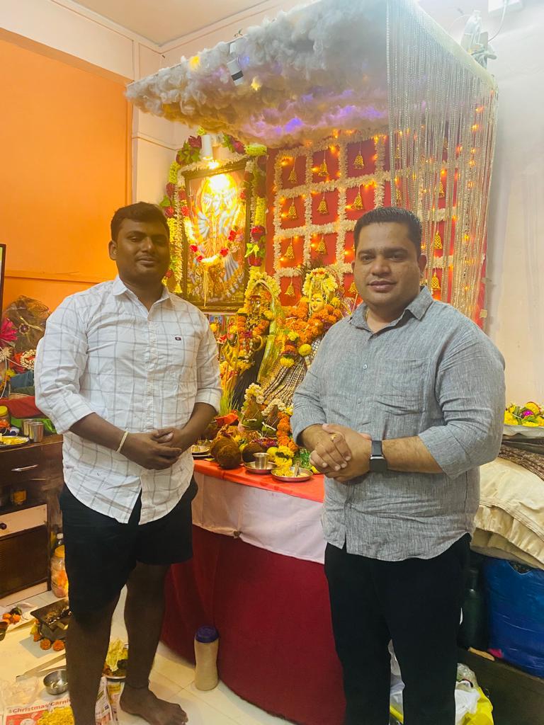 ghadge_arjun's tweet photo. सालाबादप्रमाणे यंदाही आमचे सहकारी मित्र प्रविण वाघेला यांच्या घरी जाऊन आई दशामा देवीचे दर्शन घेतले 
#बोलोदशामातेकीजय https://t.co/PGRnAGjNPB